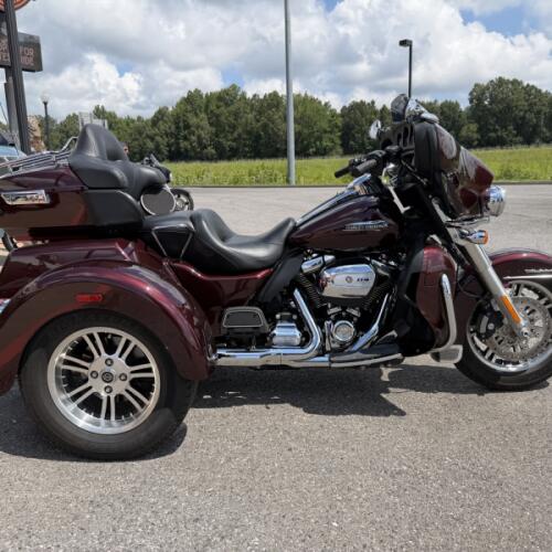 2019 Harley-Davidson® Tri Glide® Ultra Twisted Cherry thumb 3