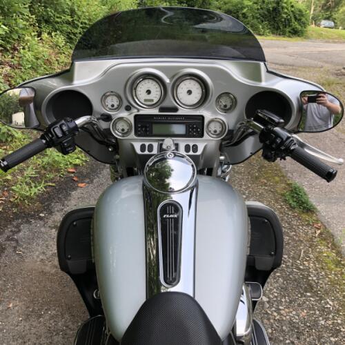 2010 Harley-Davidson® Street Glide® Brilliant Silver Pearl thumb 1
