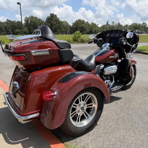 2024 Harley-Davidson® Tri Glide® Ultra Red Rock / Vivid Black thumb 2