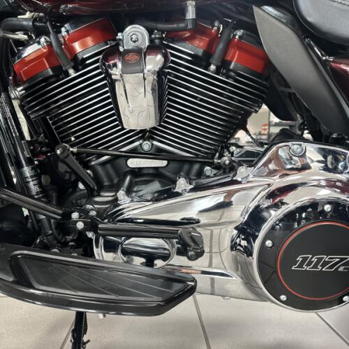 2018 Harley-Davidson® CVO™ Limited Burgundy Cherry Sunglo Fade thumb 2