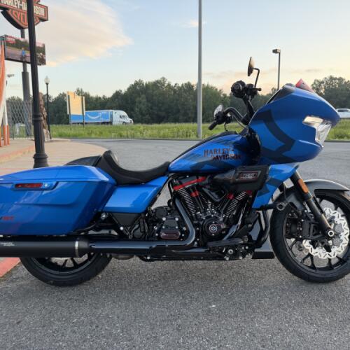 2026 Harley-Davidson® CVO Road Glide ST Electric Coast thumb 3