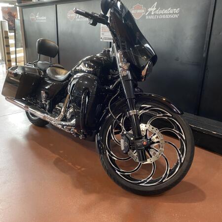 2017 Harley-Davidson® CVO™ Street Glide® FLHXSE thumb 2