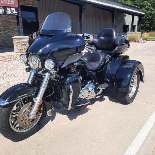 2020 Harley-Davidson® Tri Glide® Ultra Vivid Black thumb 3