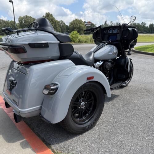 2024 Harley-Davidson® Tri Glide® Ultra Billiard Gray thumb 2