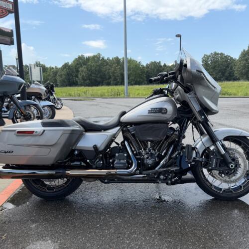 2023 Harley-Davidson® CVO™ Street Glide® Dark Platinum w/Pinstripe thumb 2