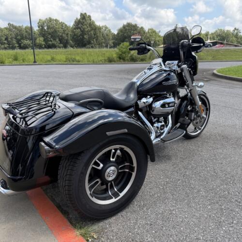 2021 Harley-Davidson® Freewheeler® Vivid Black thumb 2