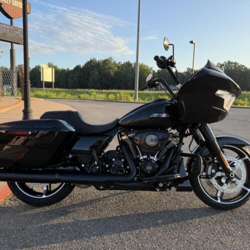 2026 Harley-Davidson® Road Glide™ Vivid Black Black Trim thumb 3
