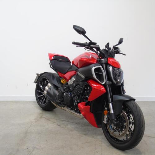2024 Ducati Diavel V4, Ducati Red Livery, 2 previous owners, 5500 miles thumb 3