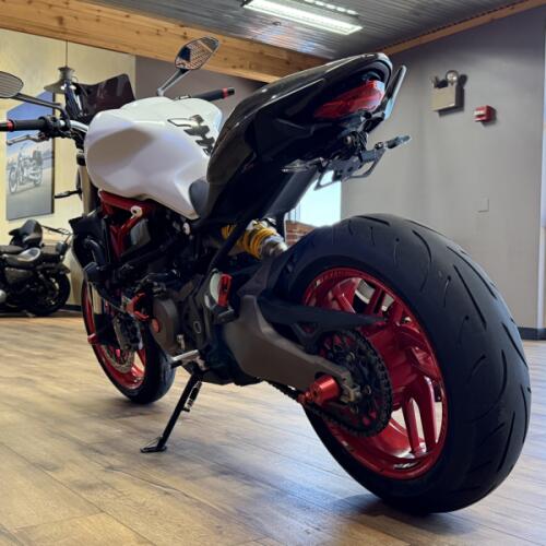 Ducati Monster 821 2015 thumb 1