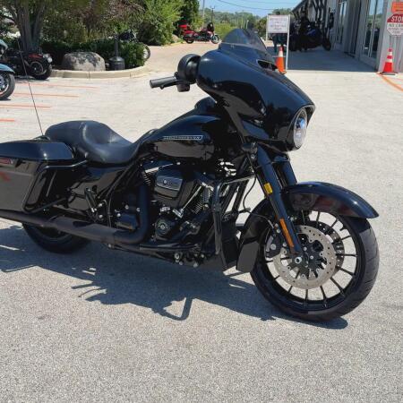2018 Harley-Davidson® Street Glide® Special Vivid Black thumb 3