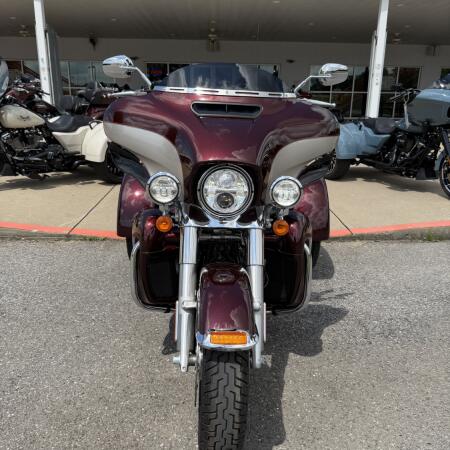 2018 Harley-Davidson® Tri Glide® Ultra TWTDCHRY/SLVFRN thumb 0