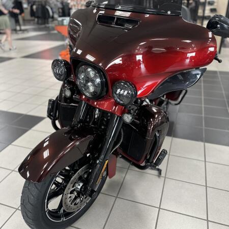 2018 Harley-Davidson® CVO™ Limited Burgundy Cherry Sunglo Fade thumb 0