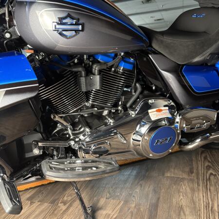 2026 Harley-Davidson® CVO Street Glide Limited Electric Coast CVO Two-Tone thumb 0