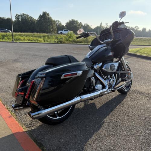 2026 Harley-Davidson® Road Glide™ Vivid Black thumb 2