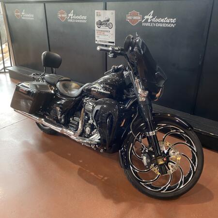 2017 Harley-Davidson® CVO™ Street Glide® FLHXSE thumb 3