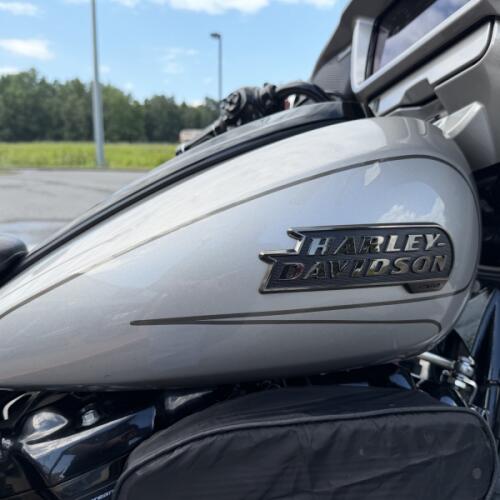 2023 Harley-Davidson® CVO™ Street Glide® Dark Platinum w/Pinstripe thumb 0