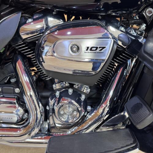2017 Harley-Davidson® Ultra Limited Vivid Black thumb 2