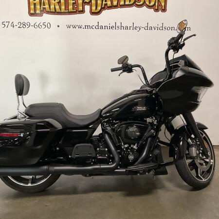 2024 Harley-Davidson® Road Glide® Vivid Black - Black Finish thumb 3