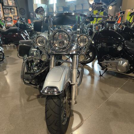 2011 Harley-Davidson® Road King® Classic Brilliant Silver thumb 3