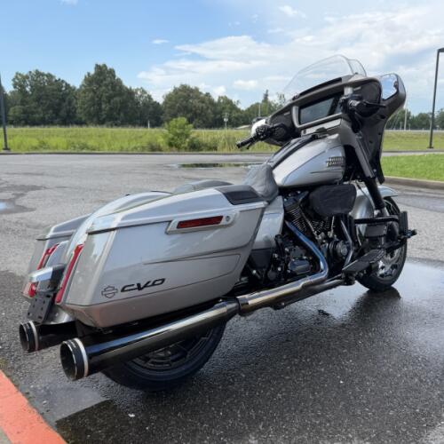 2023 Harley-Davidson® CVO™ Street Glide® Dark Platinum w/Pinstripe thumb 1