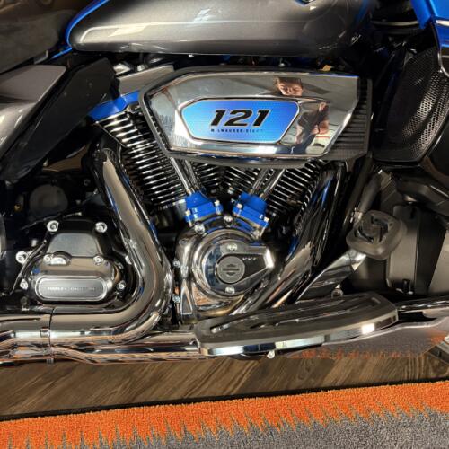 2026 Harley-Davidson® CVO Street Glide Limited Electric Coast CVO Two-Tone thumb 1