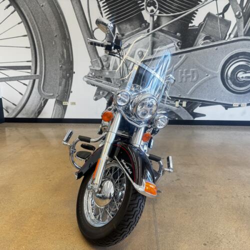 2011 Heritage Softail® Classic FLSTC  thumb 2