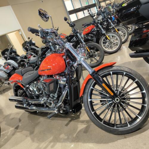 2026 Harley-Davidson® Breakout® Blood Orange Chrome Trim thumb 3