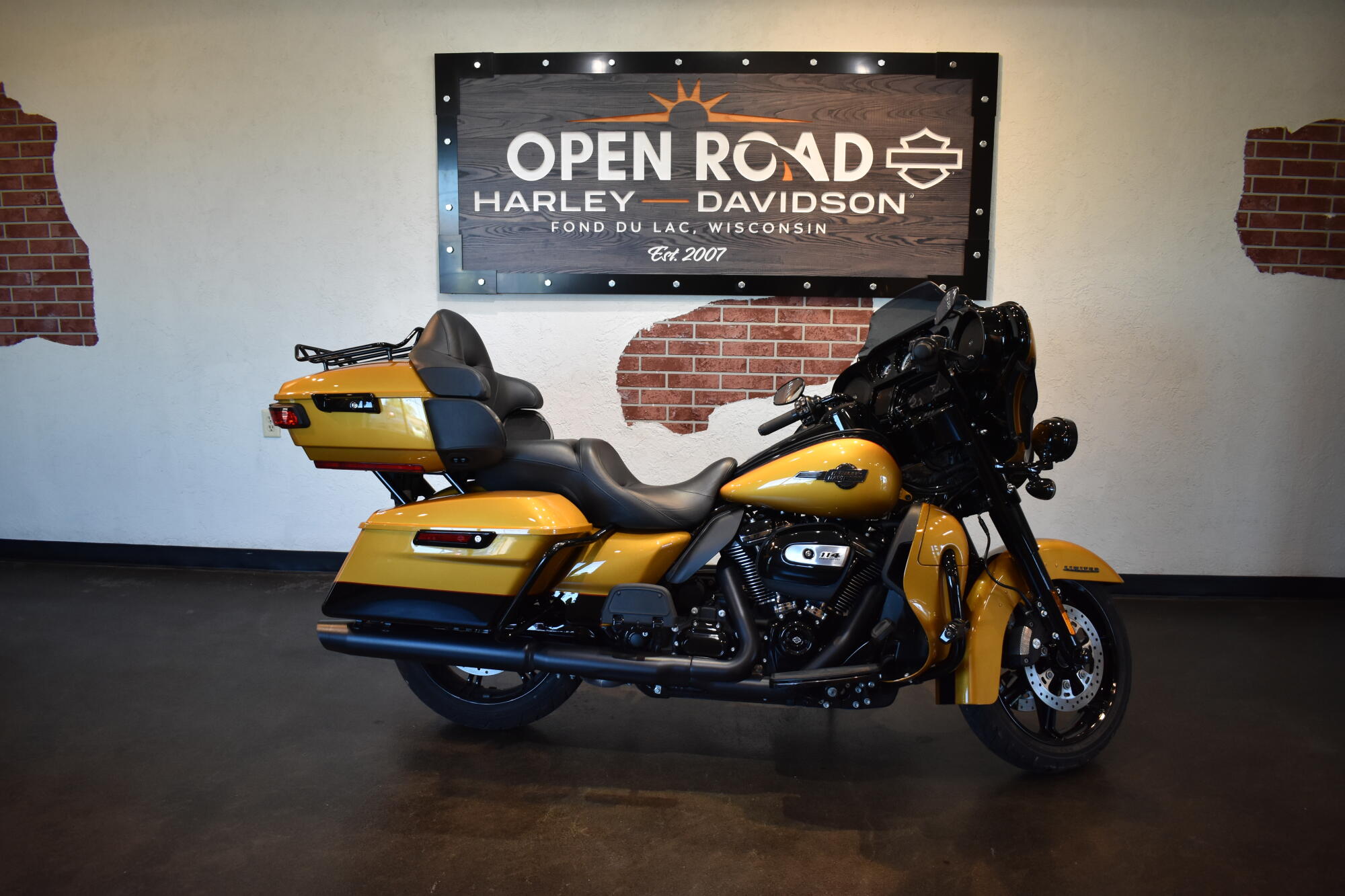 2023 Harley-Davidson® Ultra Limited Prospect Gold/Vivid Black - Black Finish