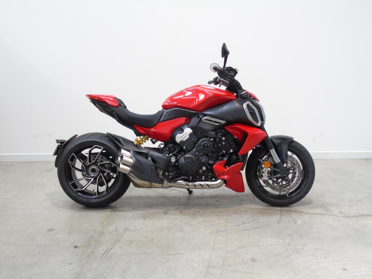 2025 Ducati Diavel V4, Ducati Red Livery, 1 previous owner, 720 miles