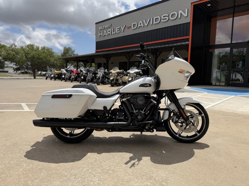 2024 Harley-Davidson® Road Glide® White Onyx Pearl - Black Finish