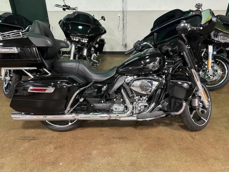 2025 Harley-Davidson® Street Glide® Ultra Vivid Black Chrome Trim