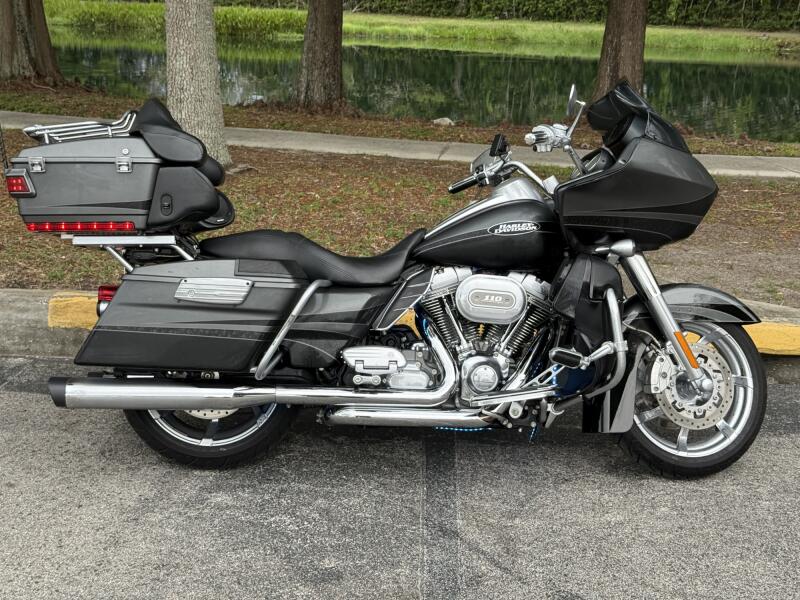 2011 Harley-Davidson® CVO™ Road Glide® Ultra Gauntlet Grey