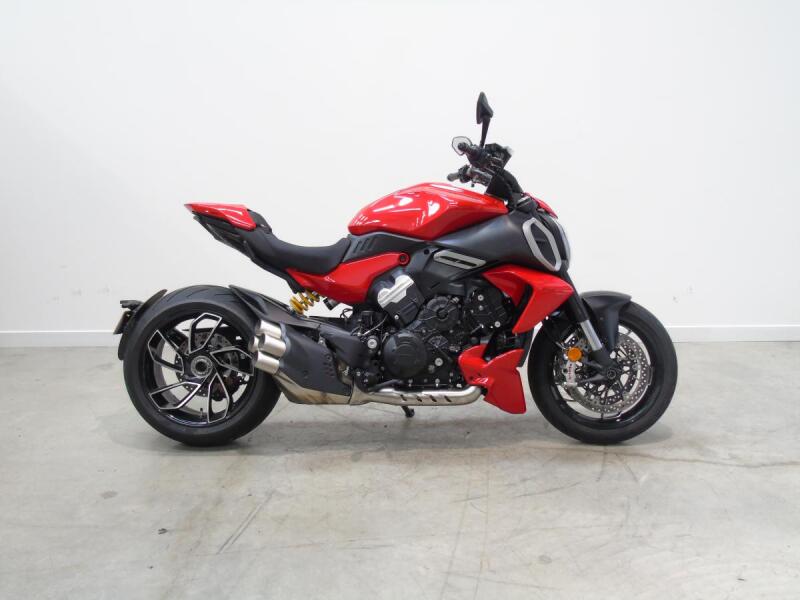 2025 Ducati Diavel V4, Ducati Red Livery, 1 previous owner, 720 miles