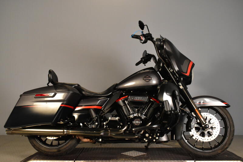 2018 Harley-Davidson® CVO™ Street Glide® Dark Alloy & Black Denim
