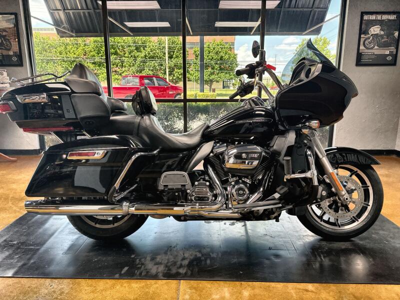 2018 Harley-Davidson® Road Glide® Ultra Vivid Black