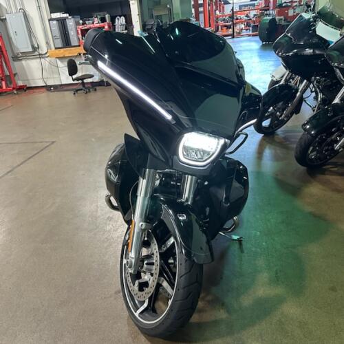 2025 Harley-Davidson® Street Glide® Ultra Vivid Black Chrome Trim thumb 2