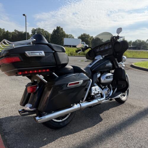 2018 Harley-Davidson® Electra Glide® Ultra Classic® Vivid Black thumb 2