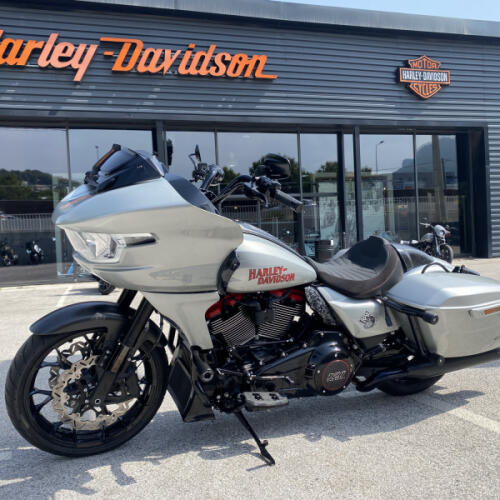 2025 Harley-Davidson® CVO™ Road Glide™ ST thumb 3