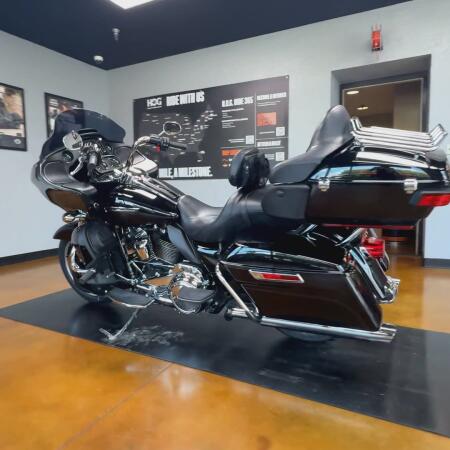 2018 Harley-Davidson® Road Glide® Ultra Vivid Black thumb 1