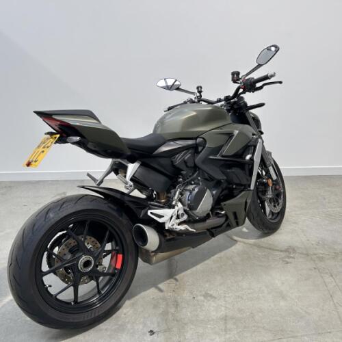 Ducati Streetfighter V2, 2023 Model, 2900 miles, Storm Green Livery thumb 2