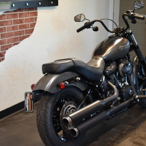 2022 Harley-Davidson® Street Bob® 114 Vivid Black thumb 1