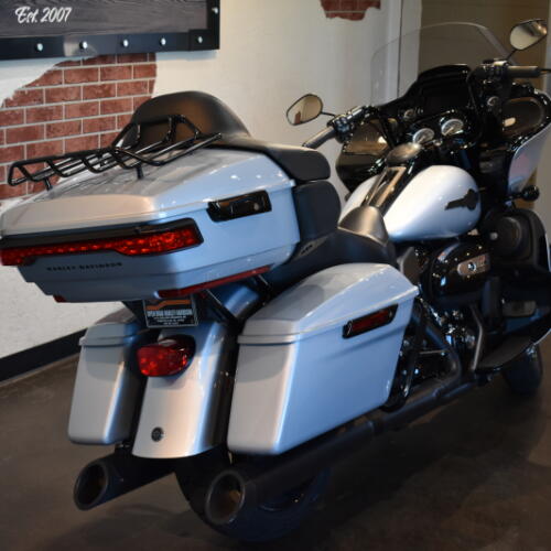 2023 Harley-Davidson® Road Glide® Limited Atlas Silver Metallic thumb 2
