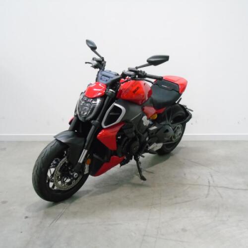 2025 Ducati Diavel V4, Ducati Red Livery, 1 previous owner, 720 miles thumb 2