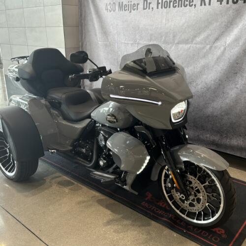 2026 Harley-Davidson® Street Glide 3 Limited Dark Billiard Gray Black Trim thumb 3