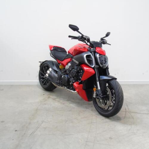 2025 Ducati Diavel V4, Ducati Red Livery, 1 previous owner, 720 miles thumb 3