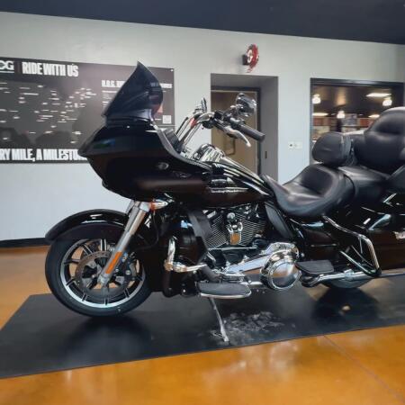 2018 Harley-Davidson® Road Glide® Ultra Vivid Black thumb 2