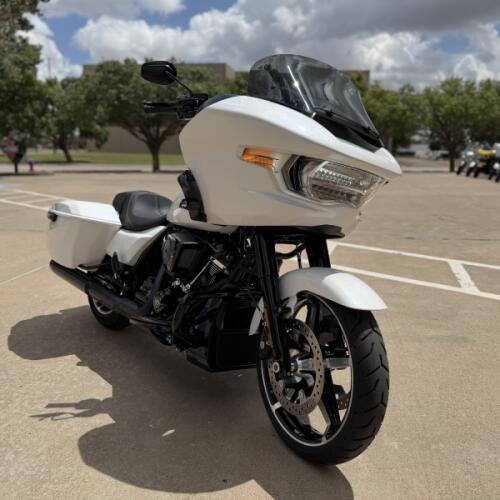 2024 Harley-Davidson® Road Glide® White Onyx Pearl - Black Finish thumb 3