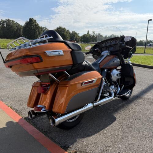 2016 Harley-Davidson® Electra Glide® Ultra Classic® WHSKY/CHAR PRL W/PINSTRIPE thumb 2