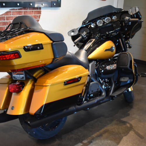 2023 Harley-Davidson® Ultra Limited Prospect Gold/Vivid Black - Black Finish thumb 2