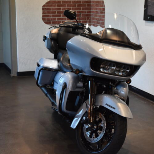 2023 Harley-Davidson® Road Glide® Limited Atlas Silver Metallic thumb 3